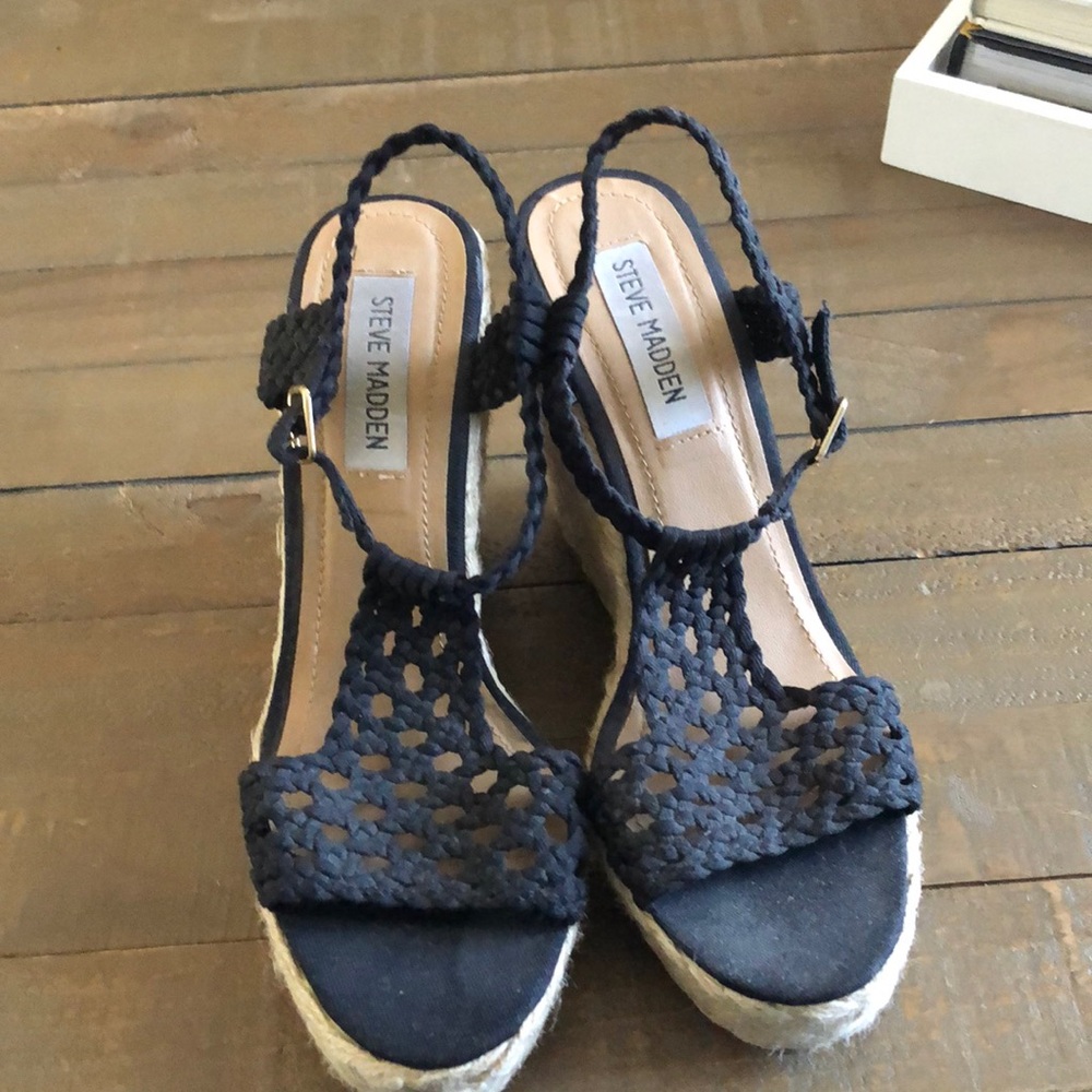 Black wedges
